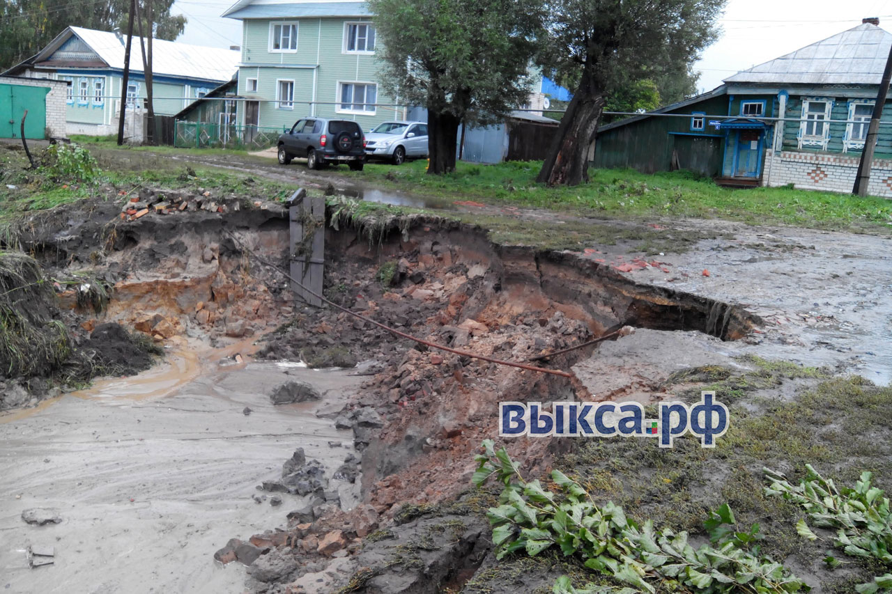 В деревне Грязная прорвало плотину, затоплены жилые дома